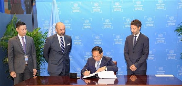 越南外交部长裴青山在第78届联合国大会高级别会议周框架内签署《公海协定》 hinh anh 1