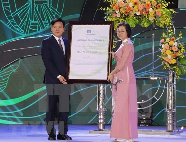 重新评审后高平省山水UNESCO全球地质公园获得证书 hinh anh 1