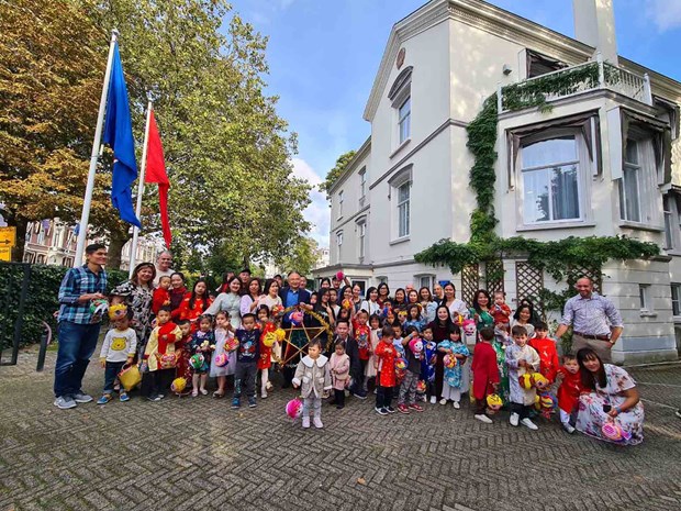 旅居海外越南儿童共享越南民族传统中秋节 hinh anh 2