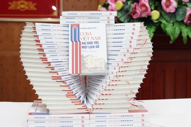 《古巴-越南：两个民族，共同历史》一书首发仪式在河内举行 hinh anh 1