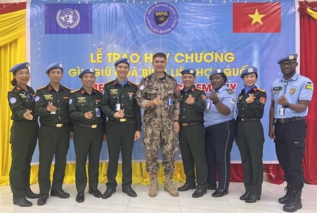 越南赴南苏丹维和工作组三名军官获授联合国“和平勋章” hinh anh 2