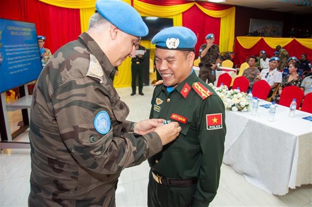 越南赴南苏丹维和工作组三名军官获授联合国“和平勋章” hinh anh 1
