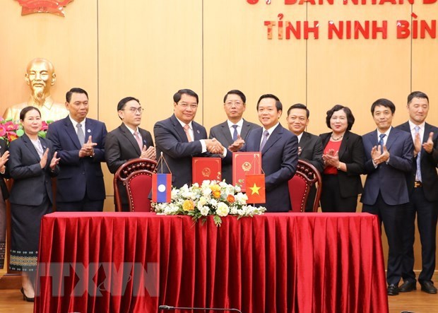 越南宁平省与老挝首都万象签署合作备忘录 hinh anh 1