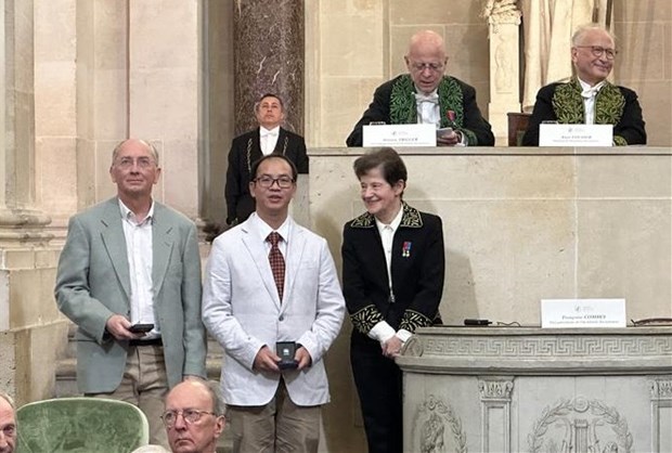 两名越南科研人员荣获法国科学院奖章 hinh anh 2