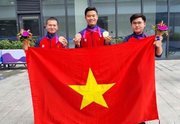 越南射击运动员范光辉和郑秋荣在亚洲射击锦标赛上获得铜牌 hinh anh 1