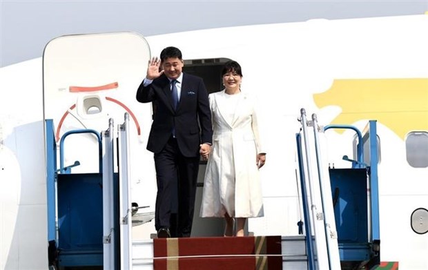 蒙古国总统抵达首都河内 开始对越南进行国事访问 hinh anh 1