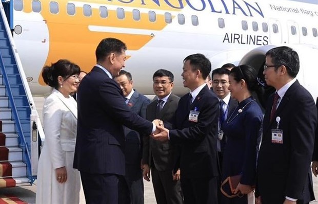 蒙古国总统抵达首都河内 开始对越南进行国事访问 hinh anh 2