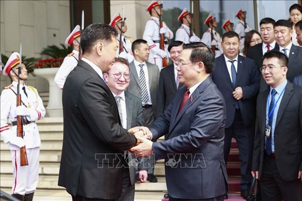 越南国会主席王廷惠会见蒙古国总统呼日勒苏赫 hinh anh 1