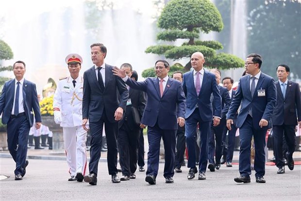越南政府总理范明政为荷兰首相举行正式欢迎仪式 hinh anh 1
