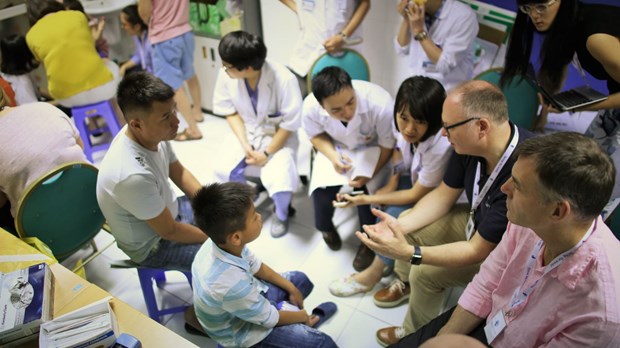 越英建交50周年：英国医生代表团为越南颅面骨畸形儿童实施免费治疗 hinh anh 1