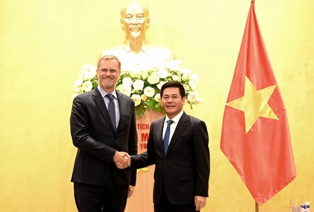 越南与法国优先开展涉及应对气候变化的合作活动 hinh anh 1