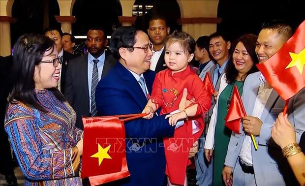 越南政府范明政抵达迪拜 开始出席COP28世界气候行动峰会和在阿联酋开展系列双边活动之行 hinh anh 2