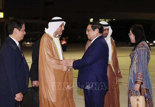 越南政府范明政抵达迪拜 开始出席COP28世界气候行动峰会和在阿联酋开展系列双边活动之行 hinh anh 1