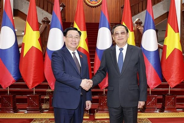 越南国会主席王廷惠会见老挝政府总理 hinh anh 1