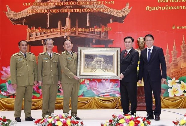 越南国会主席王廷惠走访老挝公安政治学院 hinh anh 1