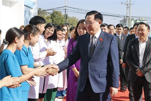 越南国会主席王廷惠造访老挝La Vie国际医院 hinh anh 1