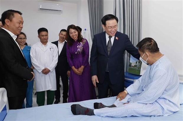 越南国会主席王廷惠造访老挝La Vie国际医院 hinh anh 2