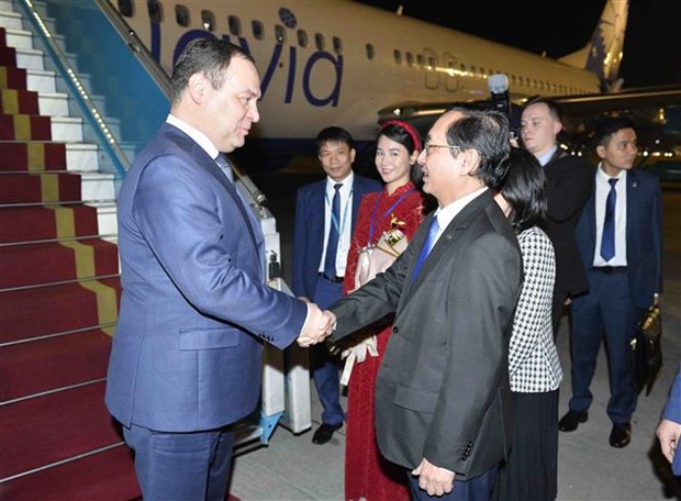 白俄罗斯总理罗曼·戈洛夫琴科抵达河内 开始对越南进行正式访问 hinh anh 1