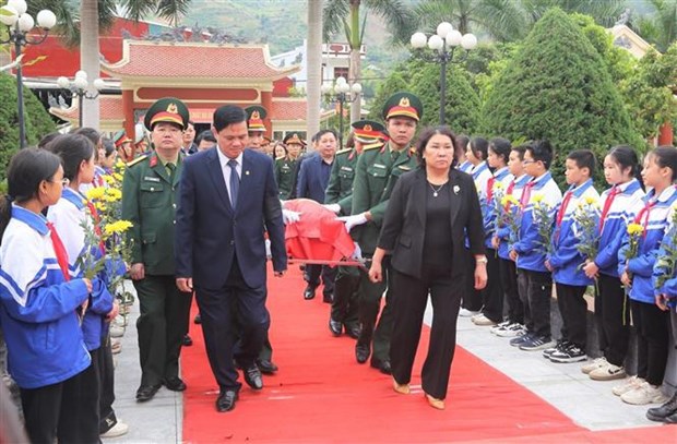 山罗省为在老牺牲的越南志愿军烈士举行追悼会和安葬仪式 hinh anh 1