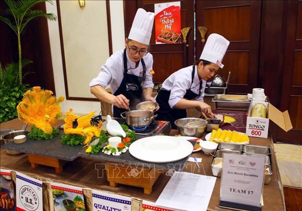 专业厨师在“岘港美食融入世界”大赛比拼 hinh anh 1