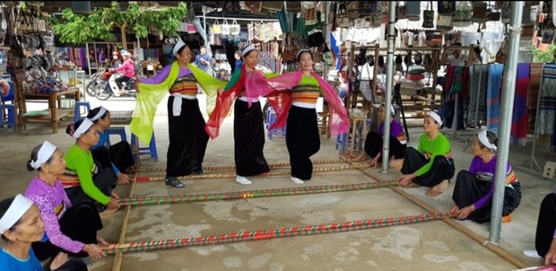 和平省枚州县泰族同胞的传统杵槽舞 hinh anh 1