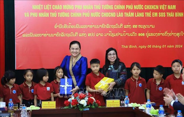 老挝和越南两国总理夫人探访太平省SOS儿童村并赠送礼物 hinh anh 1