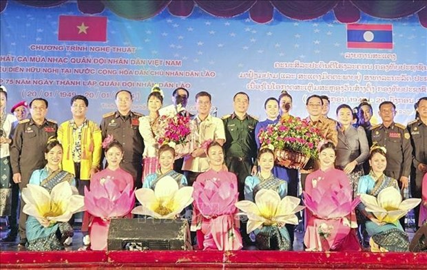 越南驻巴色总领事馆举行庆祝老挝人民军成立75周年文艺演出活动 hinh anh 1