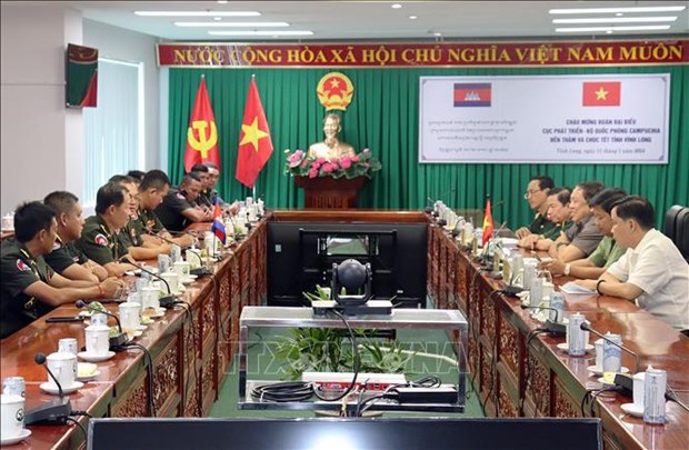 柬埔寨国防部发展局代表团莅临永隆省拜年 hinh anh 1