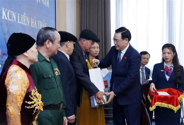 越南国会主席看望慰问太平省贫困工人和优抚家庭 hinh anh 1