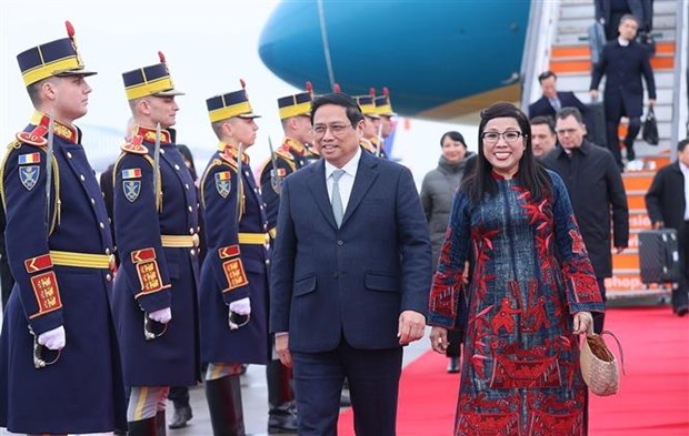 越南政府总理范明政抵达首都布加勒斯特 开始对罗马尼亚进行正式访问 hinh anh 1