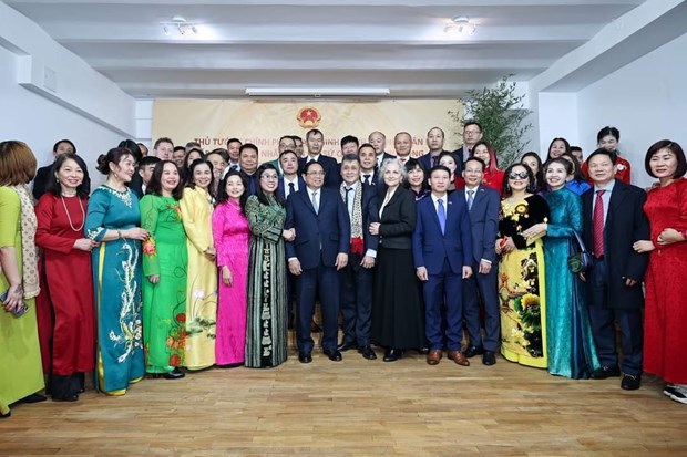 范明政总理会见驻罗马尼亚大使馆干部和工作人员以及旅居罗马尼亚越南人社群代表 hinh anh 1