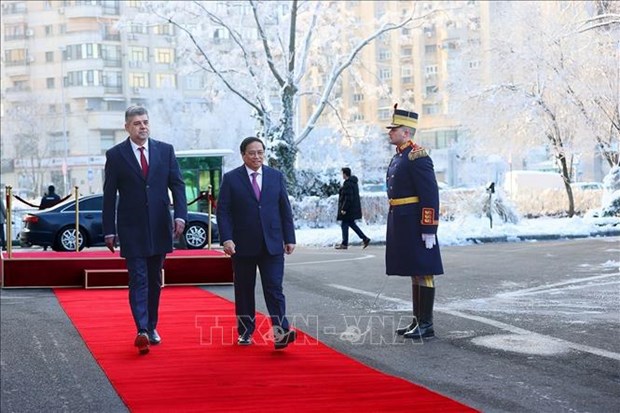罗马尼亚总理马切尔·乔拉库举行仪式 欢迎越南政府总理范明政访罗 hinh anh 1