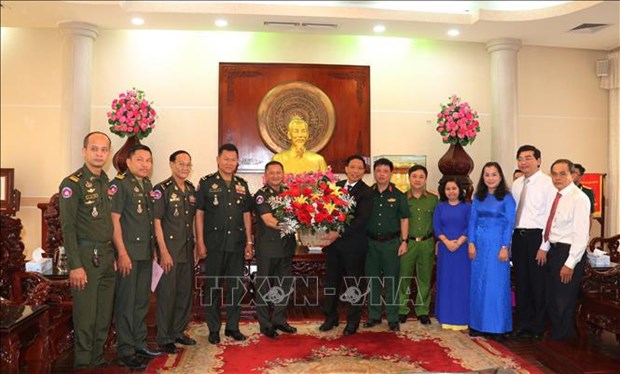 芹苴市与柬埔寨皇家军陆军司令部建立合作关系 hinh anh 1