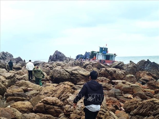 成功救助在广宁关灿海域遇险的两名中国船员 hinh anh 1
