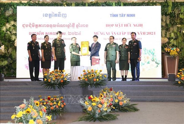 越南西宁省和柬埔寨各边界省份加强友好合作关系 hinh anh 1