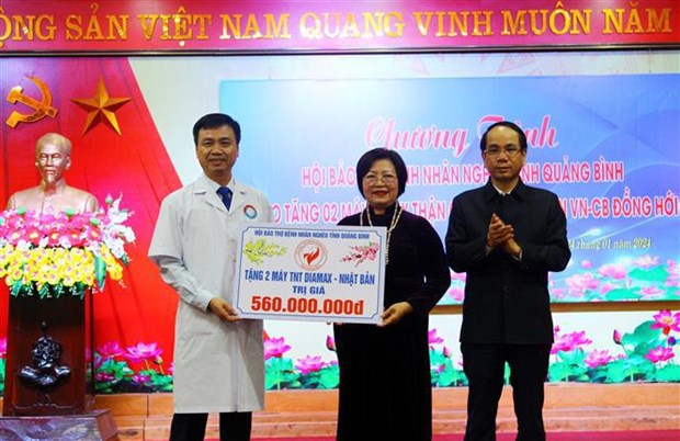 广平省同海越古友谊医院接收两台血液透析机 hinh anh 1