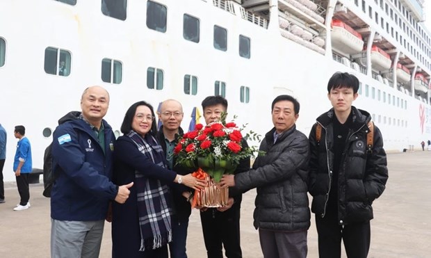 载有400名国际游客的国际邮轮抵达下龙湾 hinh anh 1