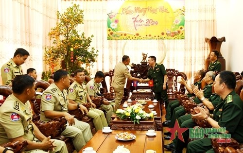 柬埔寨蒙多基里省公安司走访拜年得乐省边防部队 hinh anh 1