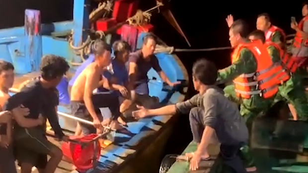 越南成功救援海上遇险11名外籍船员并移交有关国家 hinh anh 1