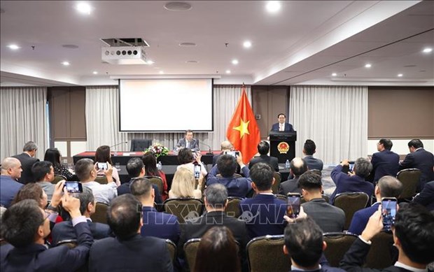 越南政府总理范明政会见越南驻澳大利亚大使馆工作人员和旅澳越侨代表 hinh anh 2