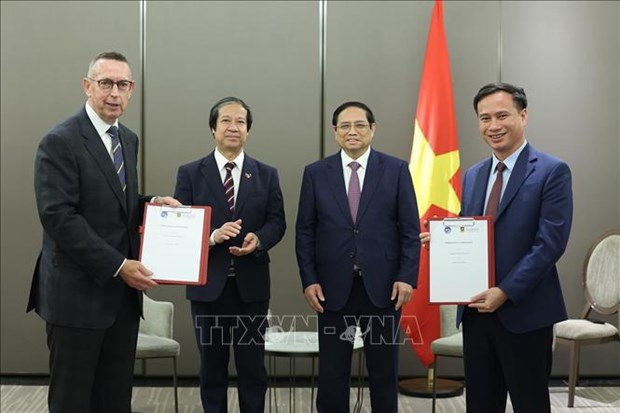 越南政府总理范明政会见在新西兰越南科研人员和新西兰企业家代表 hinh anh 2