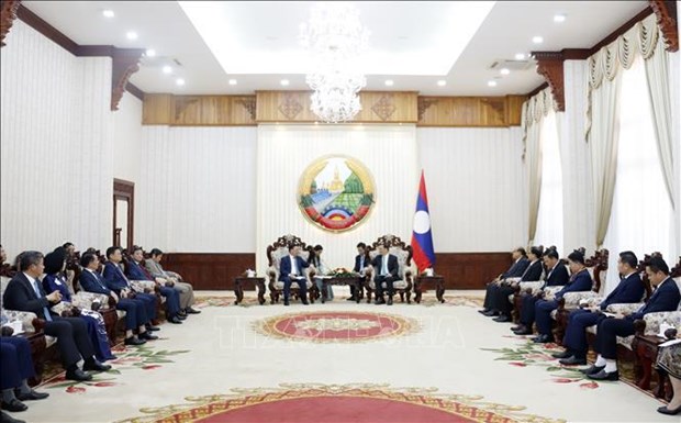 老挝总理希望两国首都成为越老地方间合作的典范 hinh anh 1