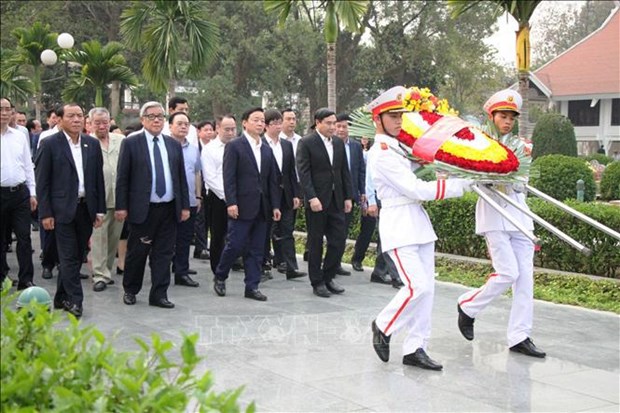 越南政府副总理陈红河在奠边遗迹区上香 hinh anh 1
