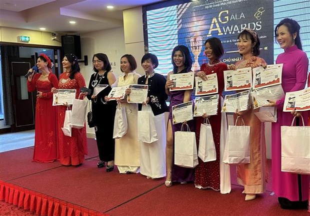 法国越南女企业家表彰会在巴黎举行 hinh anh 1