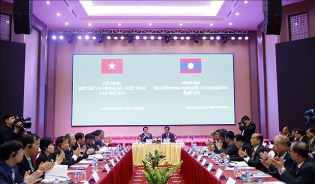 越南与老挝加强安全领域合作 hinh anh 1