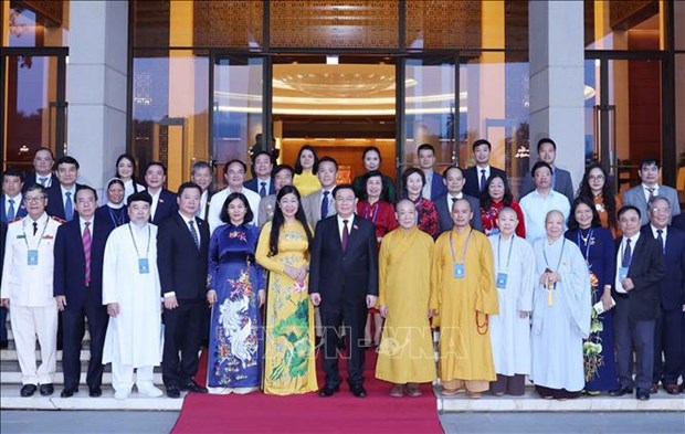 越南国会主席王廷惠会见河内知识分子、宗教界人士和少数民族同胞代表团 hinh anh 1