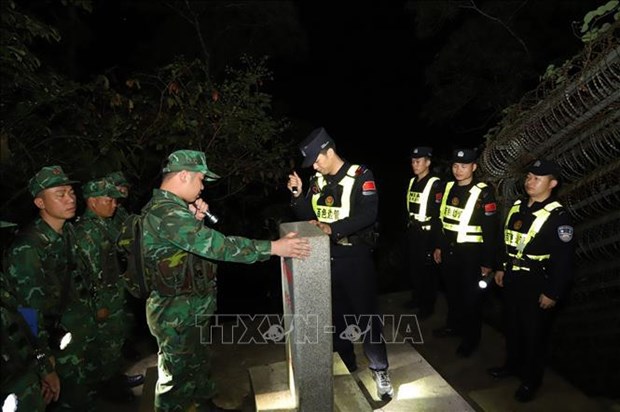 越中两国首次进行夜间边境地区联合巡逻 hinh anh 1