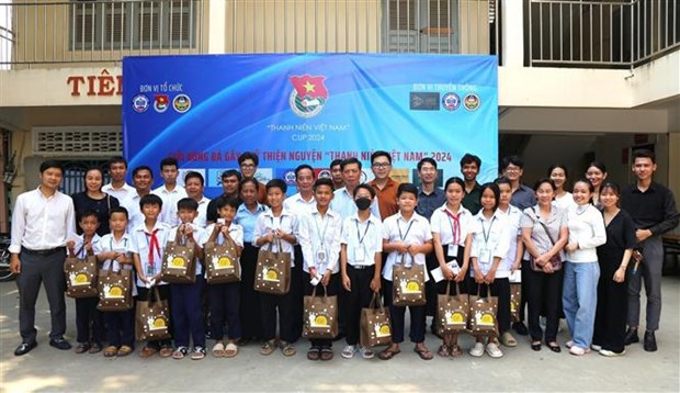 越南留学生向越裔柬埔寨贫困生颁发奖学金 hinh anh 1