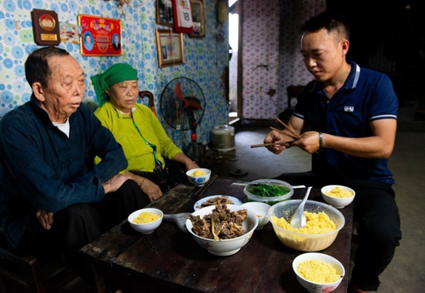 蒸玉米粉—赫蒙族同胞的传统菜肴 hinh anh 1