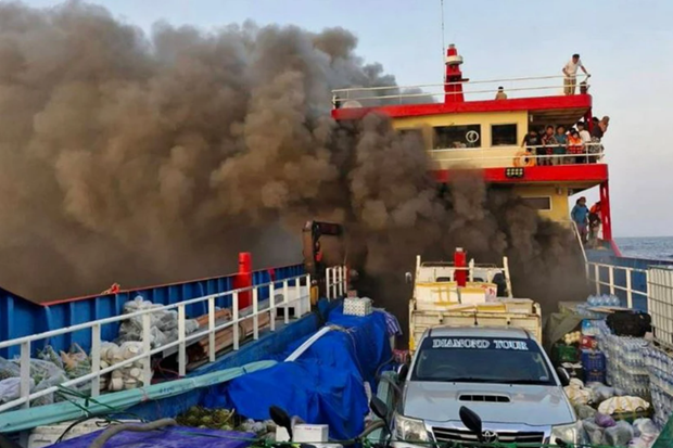 泰国一艘载有近100人游船发生火灾 hinh anh 1